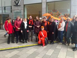 Mädchen setzen starkes Zeichen - in der Farbe ORANGE